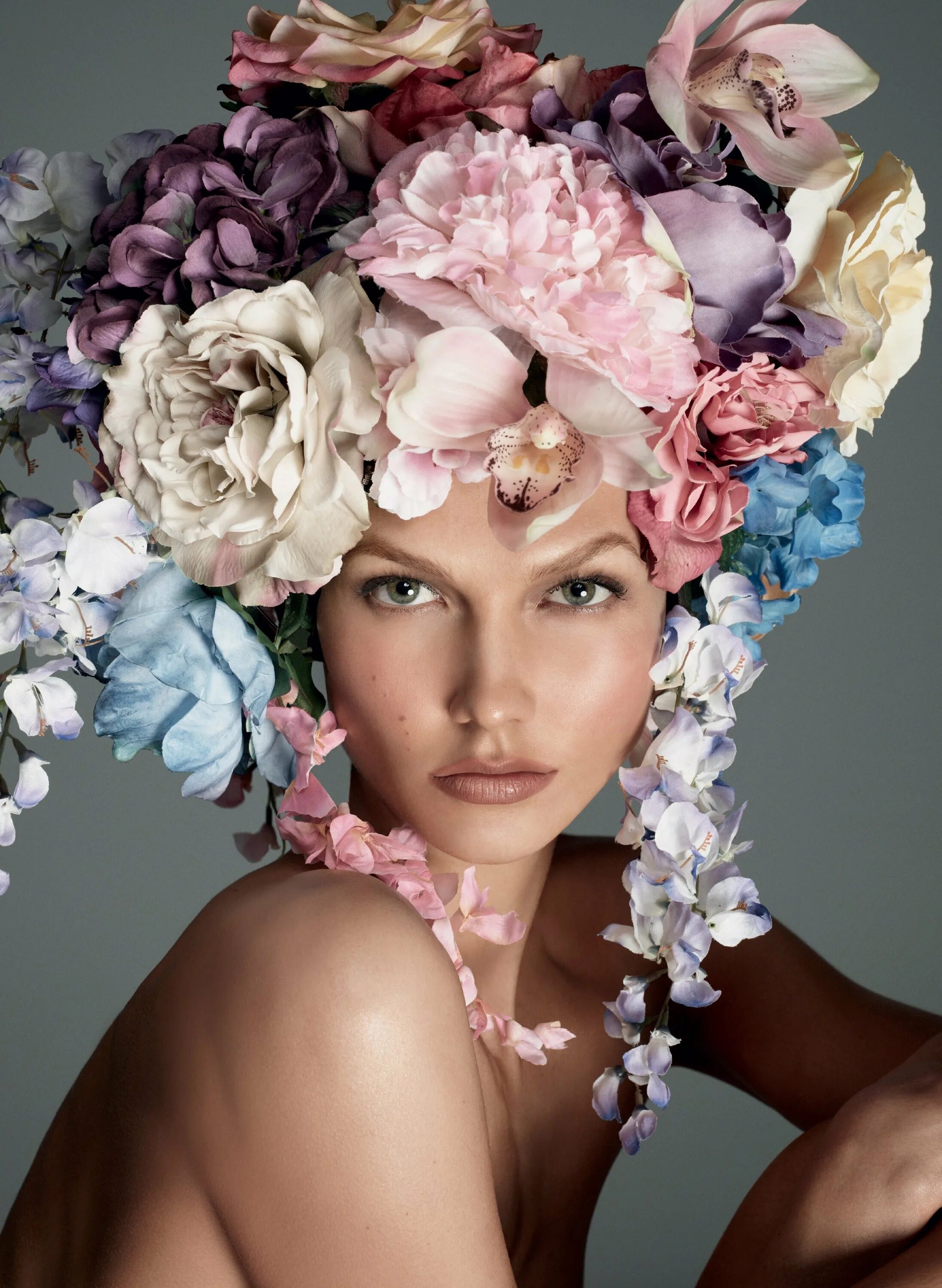 Образ цветов. Karlie Kloss Vogue Italia. Стивен Майзель цветок. Карли Клосс цветы на голове. Женщина с цветами наголоове.