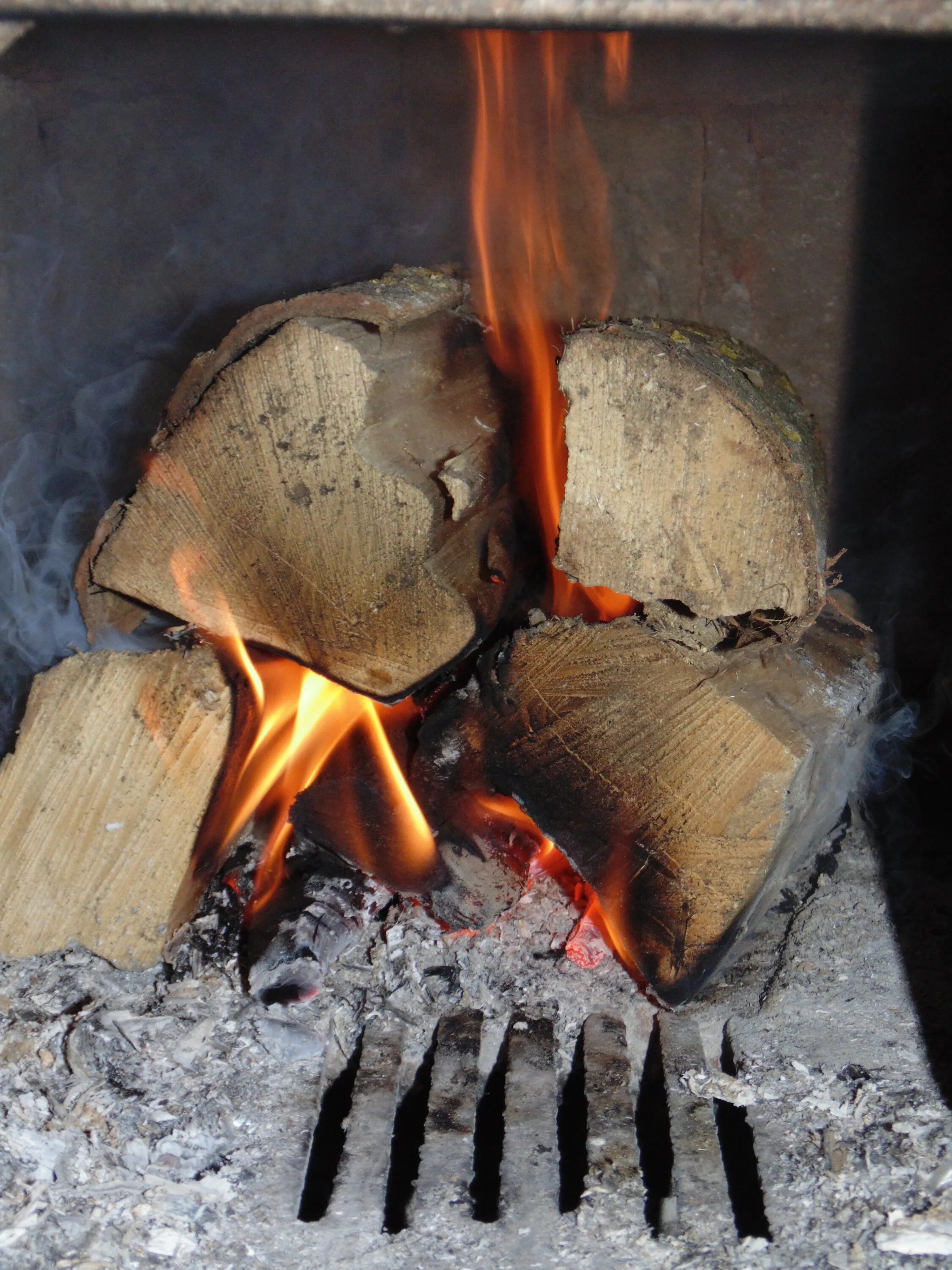 Сон огонь в печи. Печь на дровах. Огонь в печке. Горящая печь. Уголь в печи.