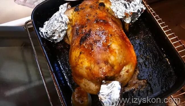 Сочная курица в фольге. Курица в фольге в духовке. Курочка в фольге в духовке. Курица в фольге в духовке целиком. Курица с картошкой в духовке в фольге.