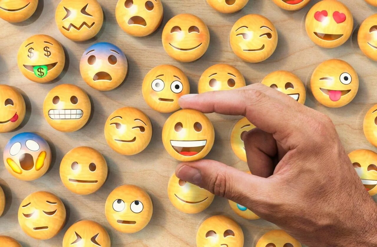 смайлики эмодзи. смайлики соцсетей. смайлик ангел. в социальных сетях. набор "смайл".