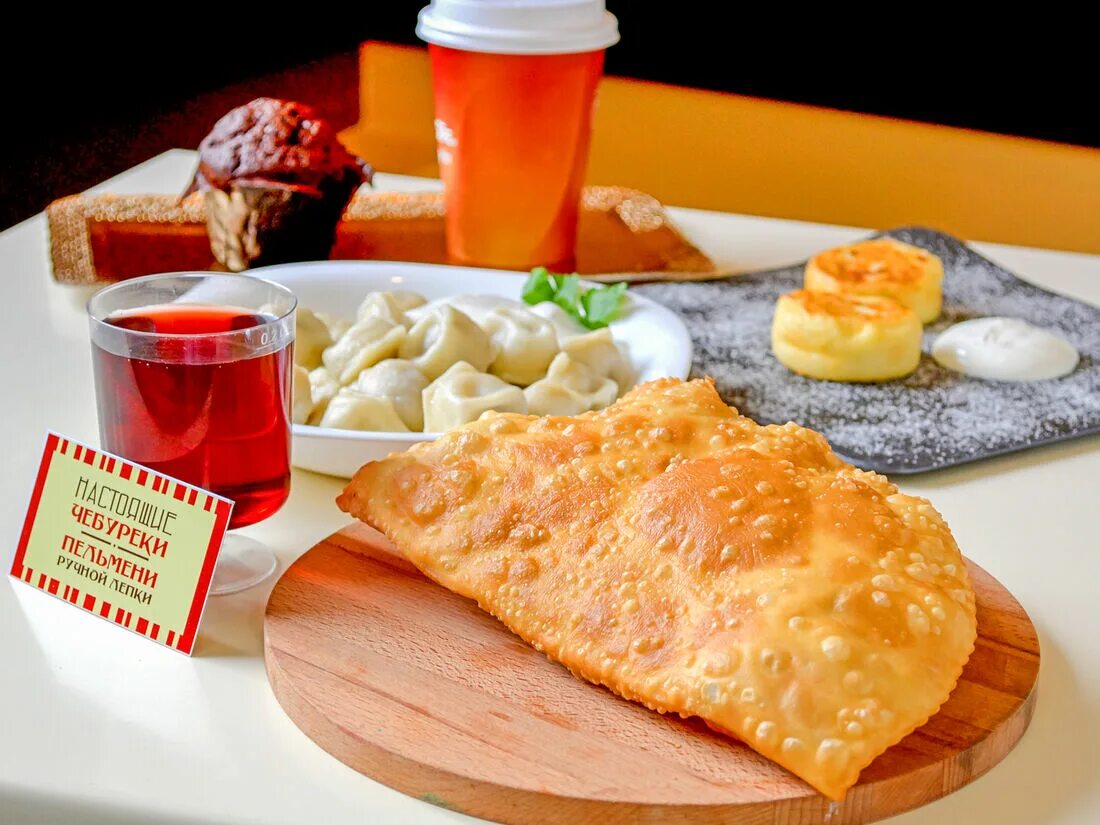 Поесть вкусные чебуреки. Чебуречная. чебуреки. чебуреки в ресторане. чебурек ресторанный.