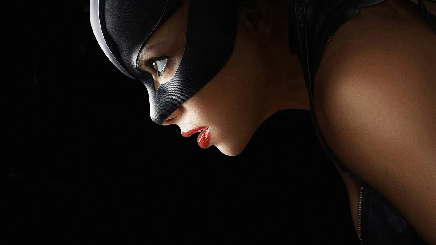 Картинка на заставку на телефон для женщин. Catwoman 2004 Halle Berry. Хелли Берри женщина кошка. Женщина с кошкой. Женщина в маске.