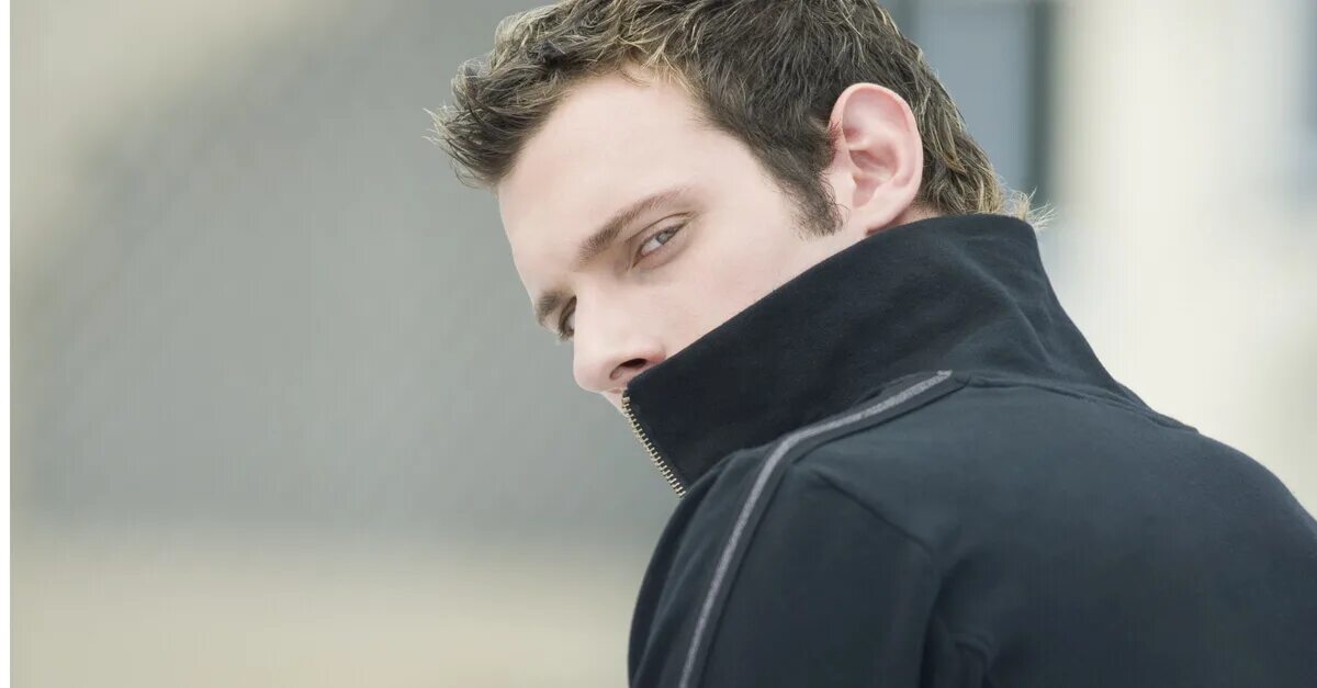 Спина человека. Человек идет с рюкзаком. Человек сидит спиной. Повернуться ч. Человек обернулся назад.