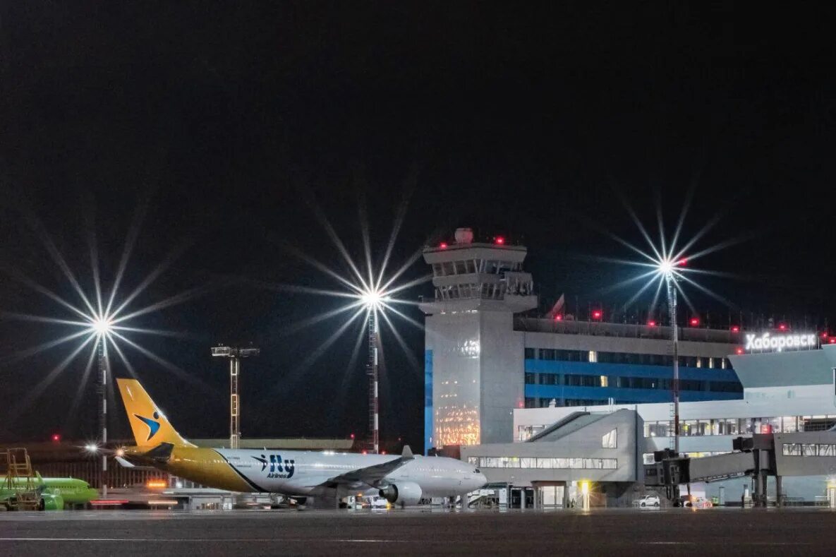 Хабаровск Сочи самолет. Аэропорт Хабаровск ночью. Самолет в аэропорте Хабаровск. Аэропорт Хабаровск новый. Аэропорт хабаровск купить