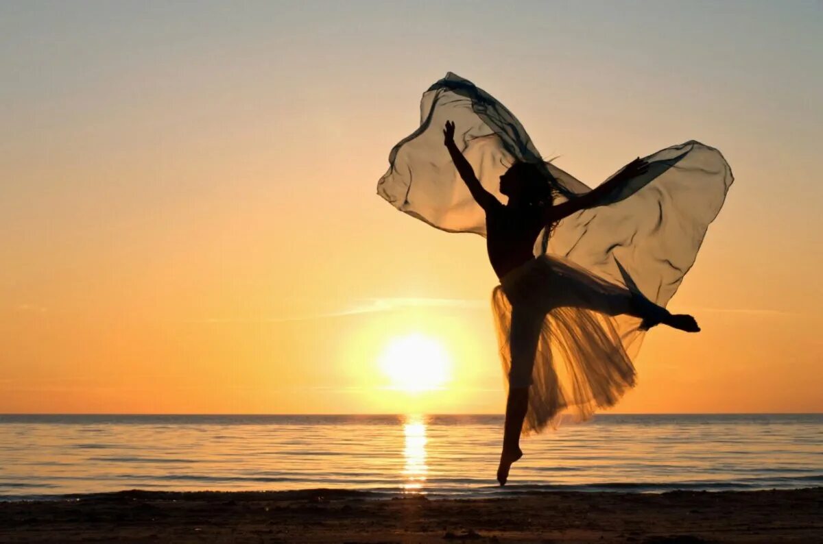 Девушка танцует на закате. Девушка танцует у моря. Девушка легкость. Девушка легкость счастье.