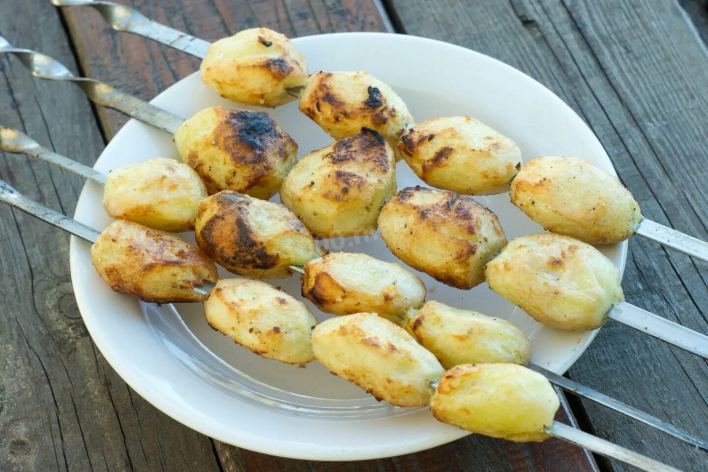 Картошка на шампурах. Картошка на мангале. Шашлык из картошки. Картофель на шампурах. Картофель на углях.
