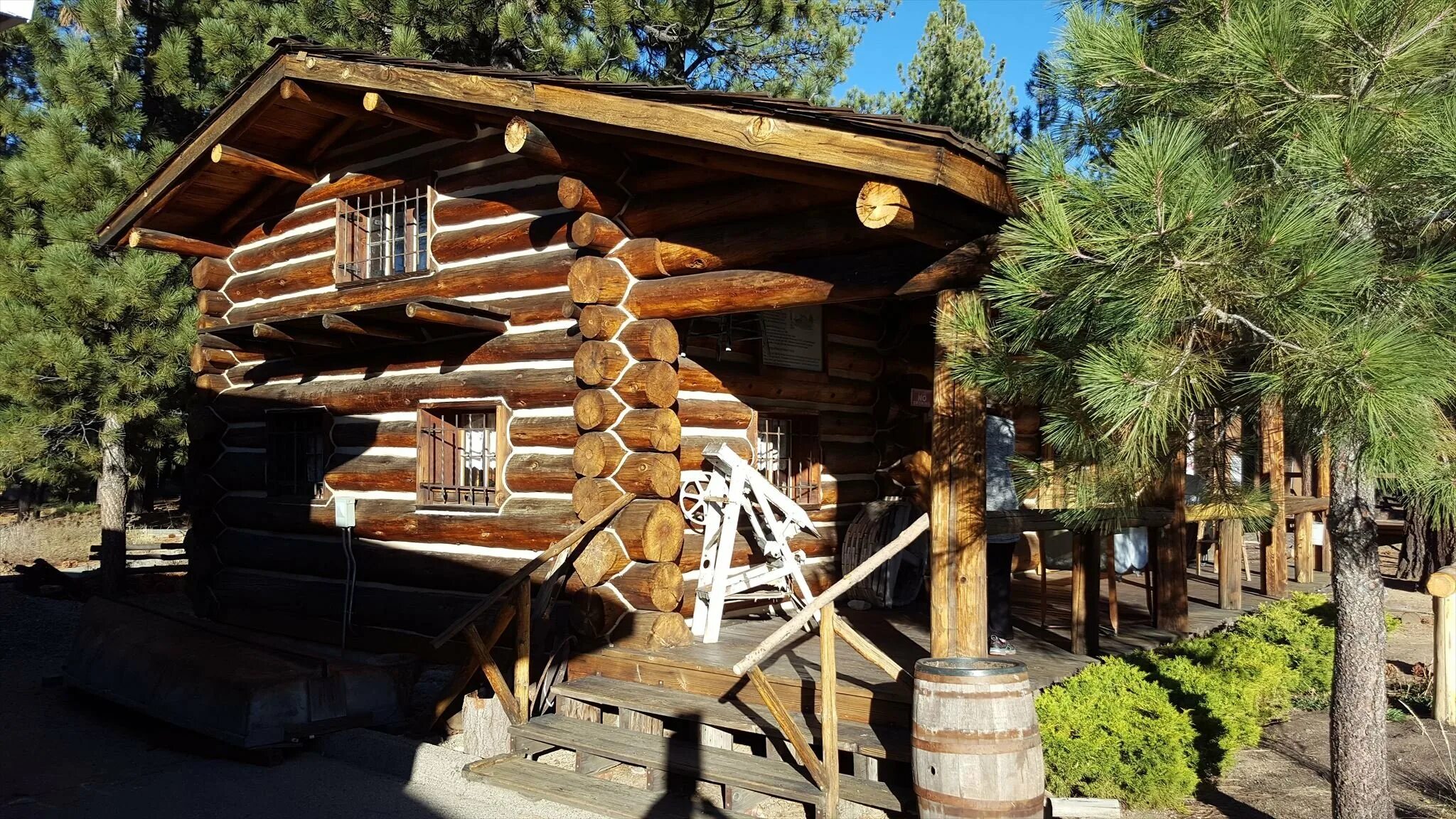 Лог-кэбин (log cabin). Лесной сруб. Хижина из бревен в лесу. Лесной сруб. Срубный дом финляндия.