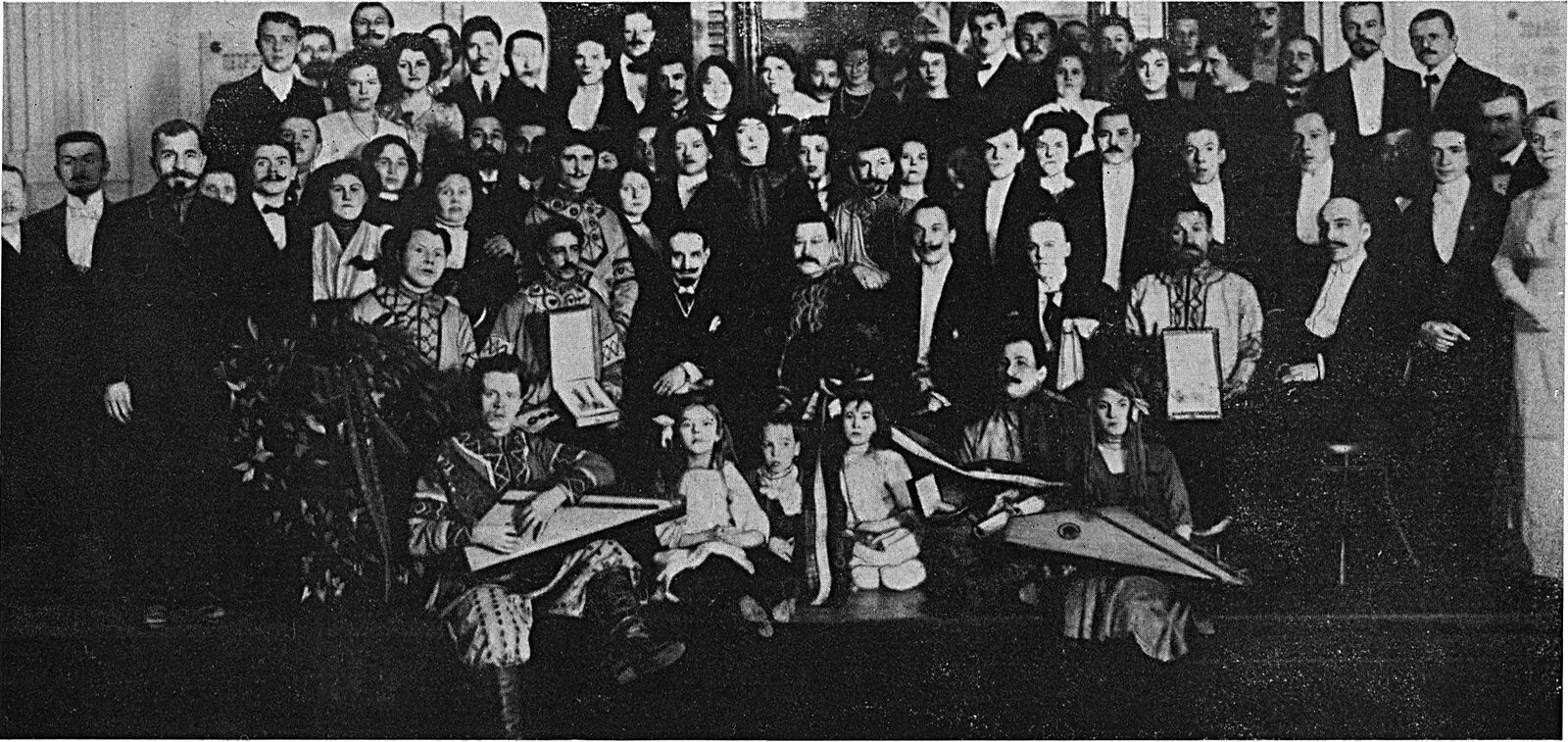 Великорусский оркестр андреева. Василий васильевич андреев балалаечник. Василий васильевич андреев балалаечник. Василий андреев балалайка. Василий васильевич андреев оркестр балалаек.