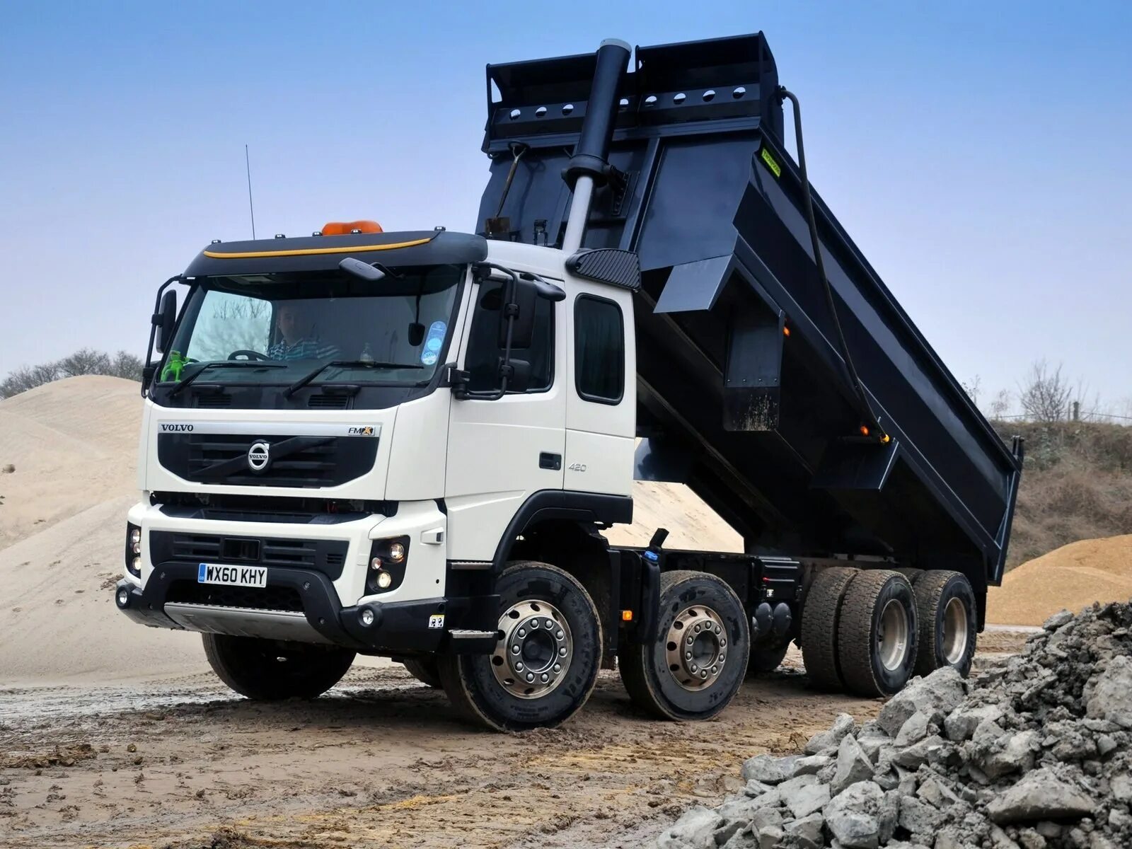 Работа водитель самосвала проживание питание. Volvo FMX 8x4. Вольво FMX 8x4 самосвал 2021. Самосвал Вольво FMX 2010. Volvo FMX 8x4 2010.