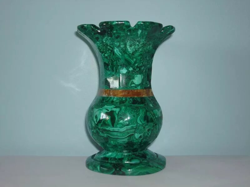 Малахитовая ваза каменный цветок. Каменные вазы для цветов. Ваза с лепестками. Ваха хрусталь каменный цветок. Ваза малахитовая каменный цветок бажов.