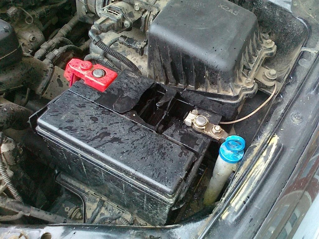 АКБ ВАЗ 2115. Аккумулятор автомобильный под капотом. Взорванный аккумулятор автомобиля. Замкнутый аккумулятор.