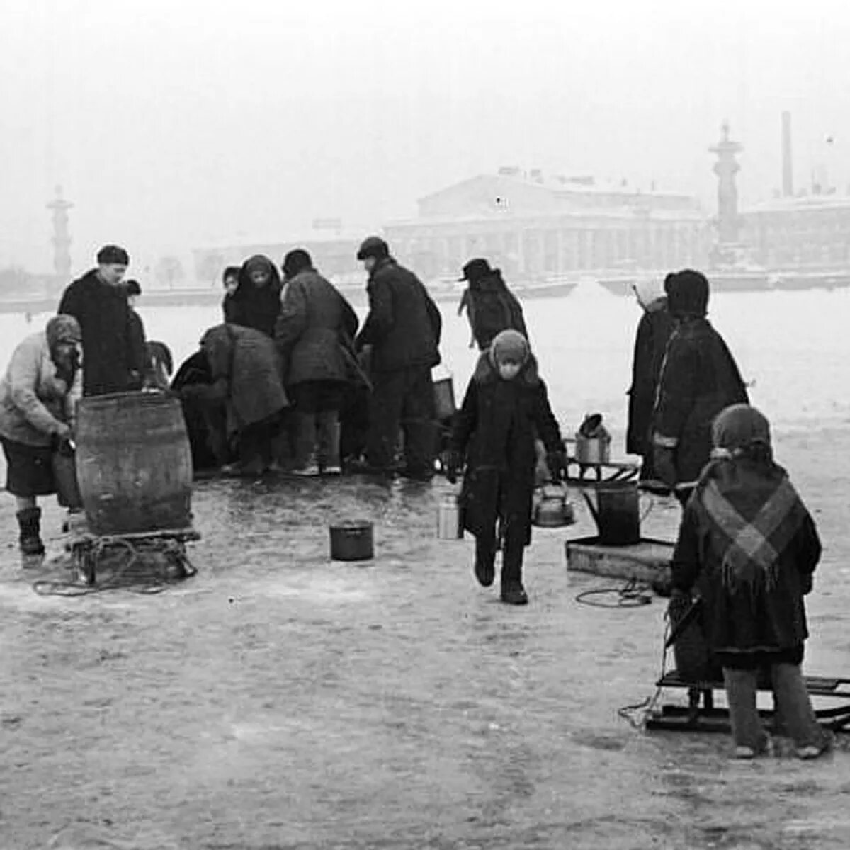 Вода блокады. Жители Ленинграда в блокаду. Снимки блокадного Ленинграда.