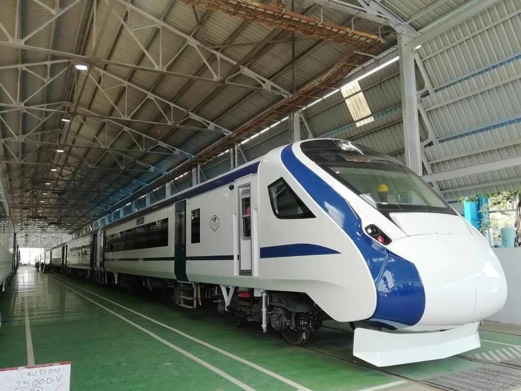 Скорый поезд 18. Vande Bharat поезд. Скоростной поезд в Индии. Высокоскоростные поезда в Индии. Самый быстрый поезд в Индии.
