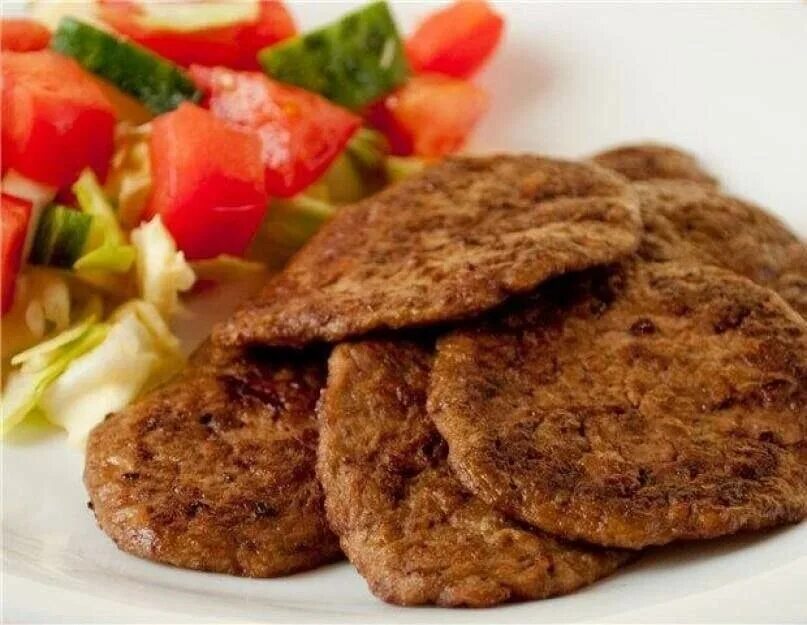 Печеночные котлеты. Печёночные оладьи из куриной печени. Оладьи из куриной печени. Печеночные оладьи. Печёночные оладьи из куриной печени для ребенка.