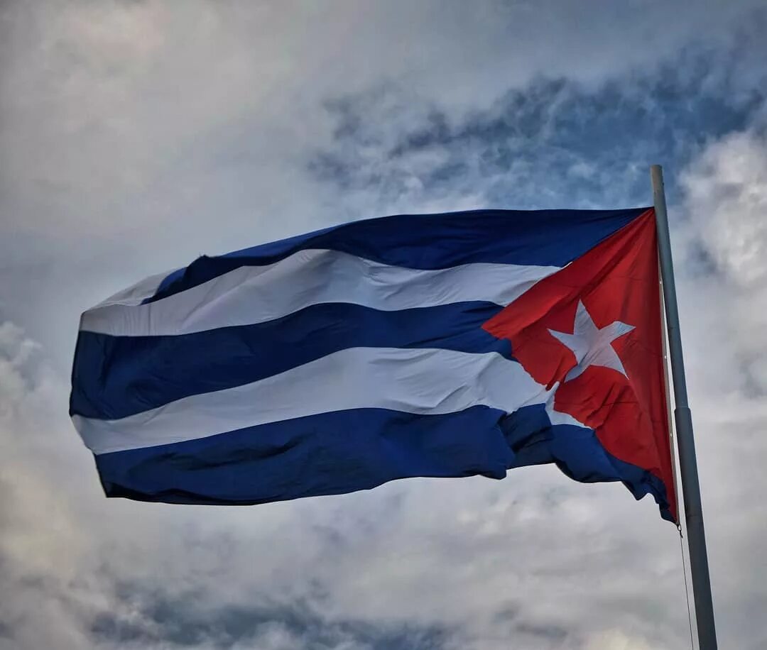 Кубы сс. Флаг Кубы. Кубинский флаг. Флаг Кубы фото. Кубинский флаг фото.