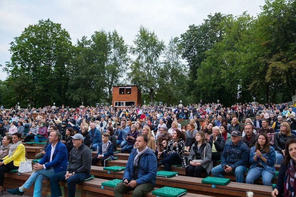 Театр горького концерты. Зеленый театр ВДНХ. Зеленый театр ВДНХ концерт. Зеленый театр парк Горького. Зеленый театр ВДНХ под открытым небом.