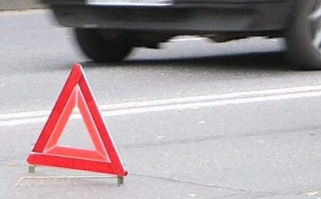 Уезжаю навсегда. Не делай того что надо скрывать японская пословица. Наушники комикс. Прикрой спину. Комикс про блины.