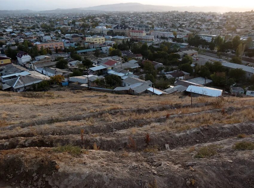 Погода в курган тюбе таджикистан на 10. Курган Тюбе гора. Курган Тюбе кишлак. Истаравшан горы. Ура-Тюбе Таджикистан.