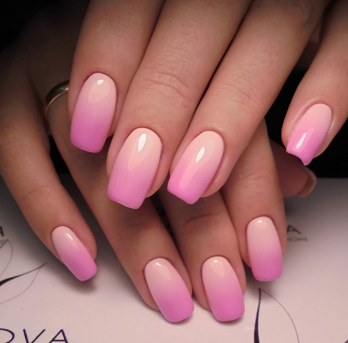 Маникюр градиент розовый. Омбре на ногтях. Розовый маникюр. Шеллак деграде. Френч градиент квадрат.