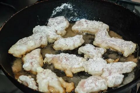 Мясо в тесте на сковороде