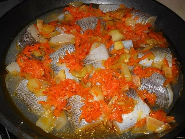 рыба в томатном соусе. рыба тушеная в духовке. тушёная грудка куриная на сковороде. хек тушеный с овощами. минтай тушеный с овощами.