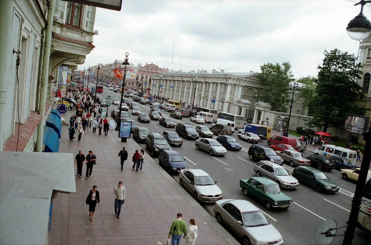 Питер станет платным для туристов. Машины Санкт-Петербург на Невском проспекте.