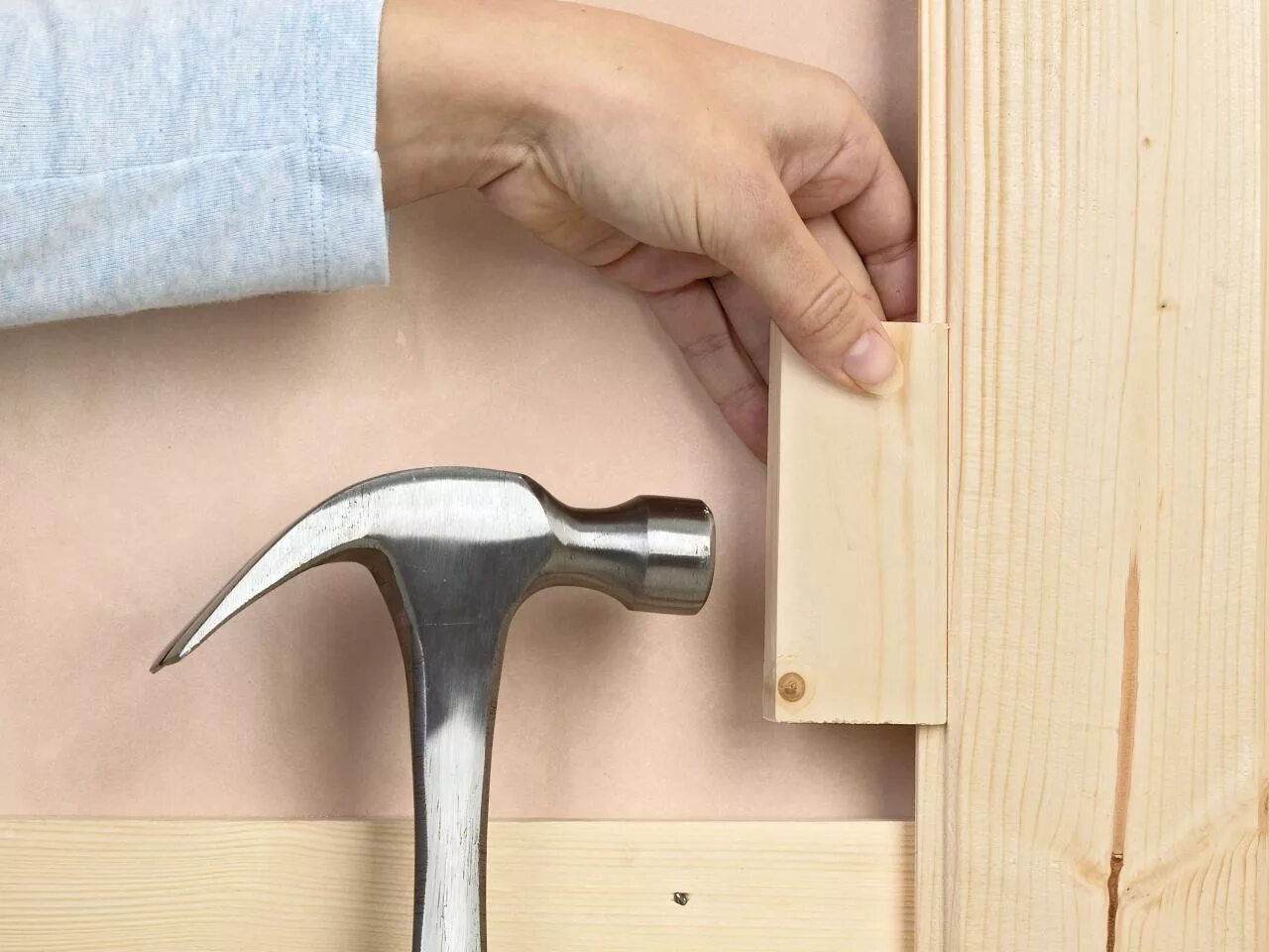 Крепление для бруса 200х200 к бетону. Крепление балок перекрытия к стене из бруса опора бруса 150х150. Крепление дерева к стене. Крепеж невидимый балок снизу. Крепление дерева к стене.