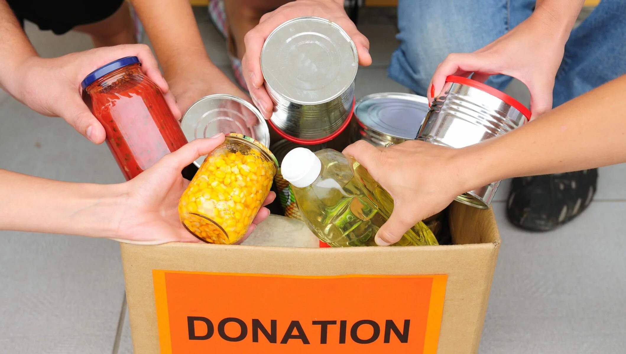 На продуктах можно с помощью. Продукты для нуждающихся. Пожертвование еды. Благотворительный продуктовый набор. Помощь едой.