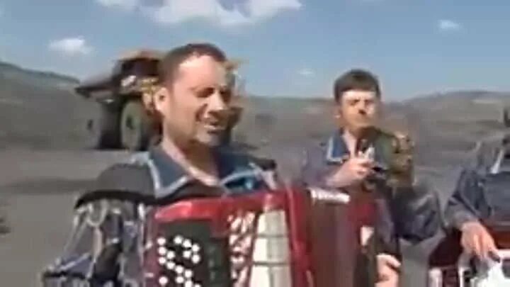 Молодой коногон. А молодого коногона несут. Гудки тревожно прогудели. Молодой коногон песня. Лошади в шахте.