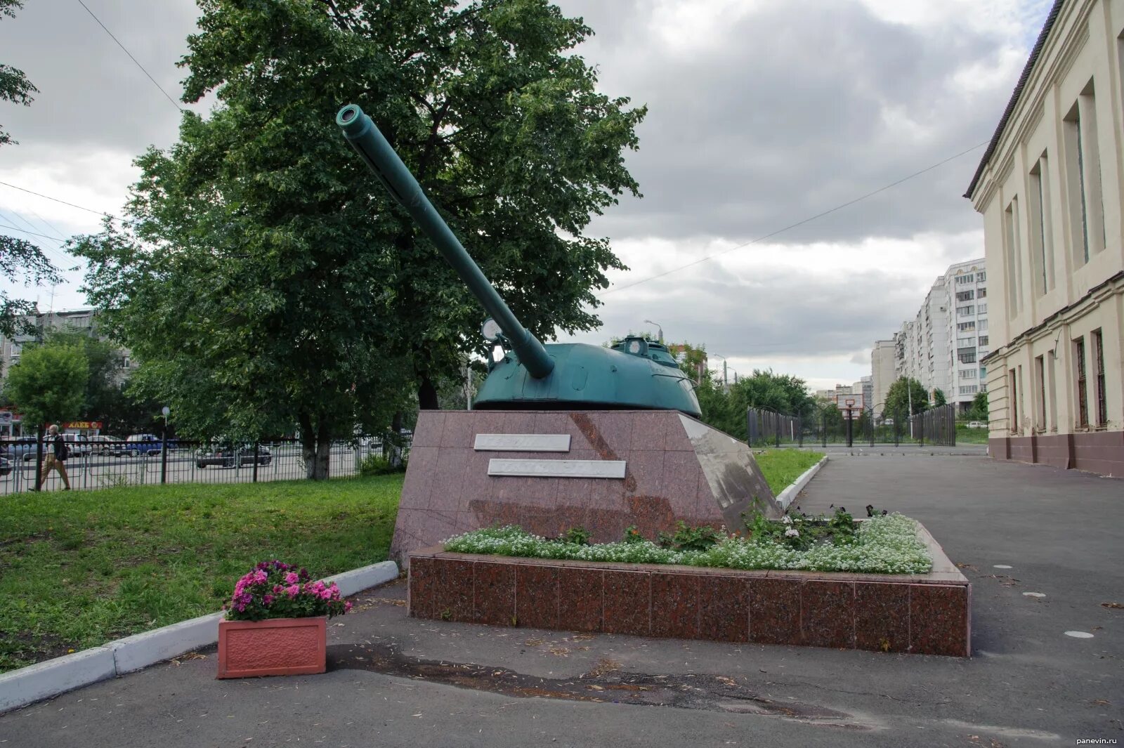 В каком городе установлен памятник танковому. Памятник героям танкистам Челябинск. Памятник танкисту в Челябинске. 96 Танковая бригада им Челябинского Комсомола. Памятник героям Танкограда в Челябинске.