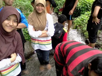 Tapi ternyata yang bangun Cuma si Ratna, kita mbangkong laa, mungkin karena...