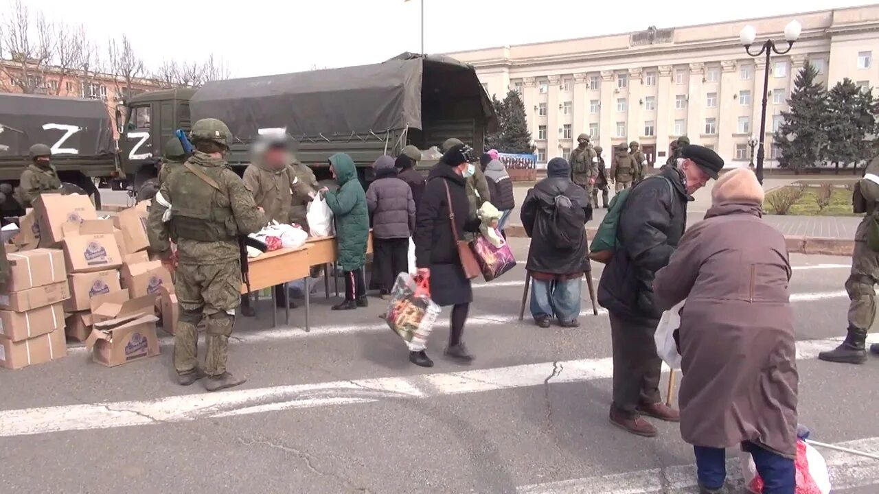 Что будет после помощи украине. Гуманитарная помощь в Херсоне. Гуманитарная помощь от России. Российские войска в Херсоне сейчас. Российские солдаты в Херсоне.