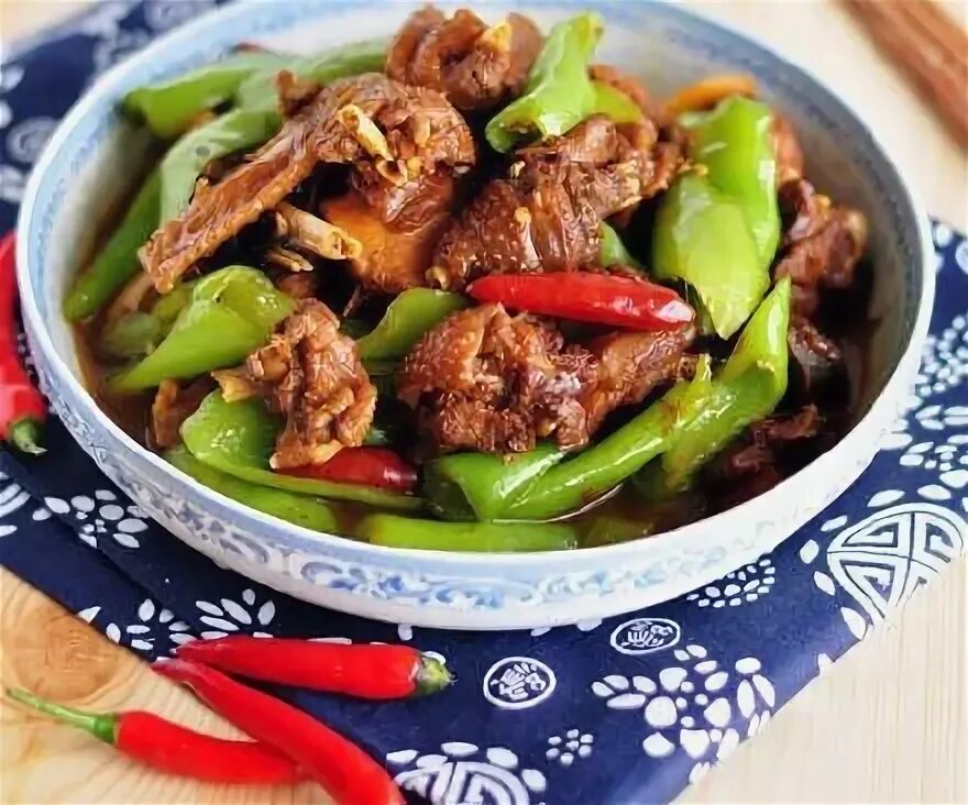 Вкусно на китайском. Название блюд. Вкусно на китайском. Китайские закуски в магазине. Меню на китайском языке.