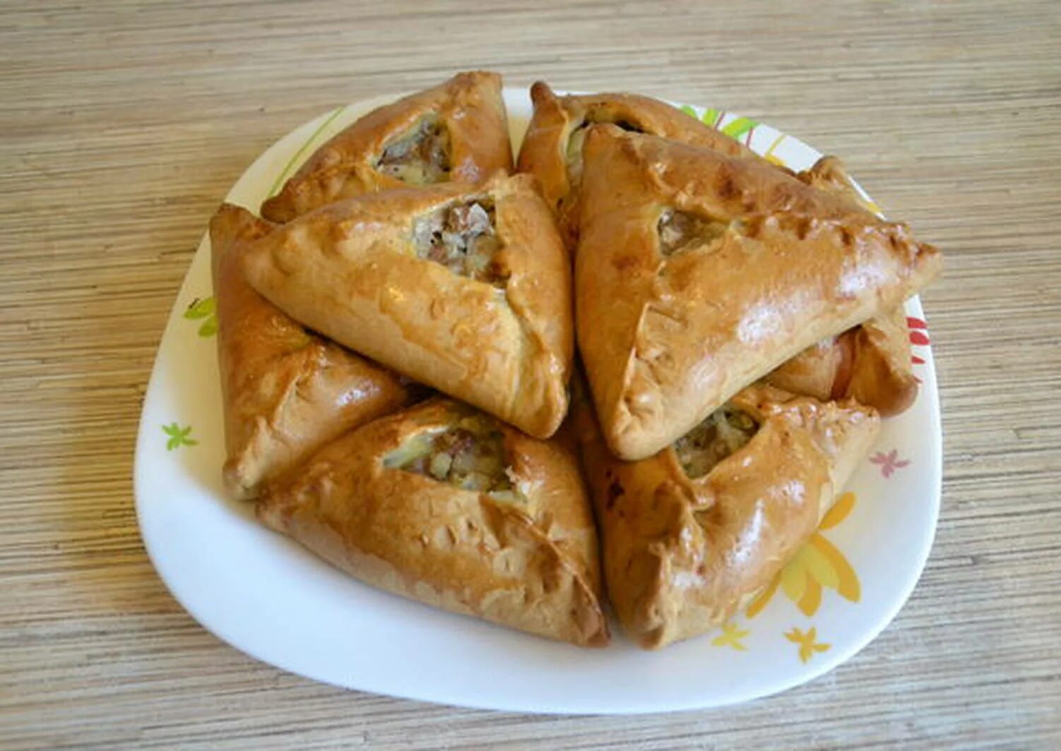 Рецепт эчпочмак с мясом. Татарское национальное блюдо «эчпочмак» (треугольники). треугольник эчпочмак. бичмачмак татарские пирожки. треугольник эчпочмак тесто.