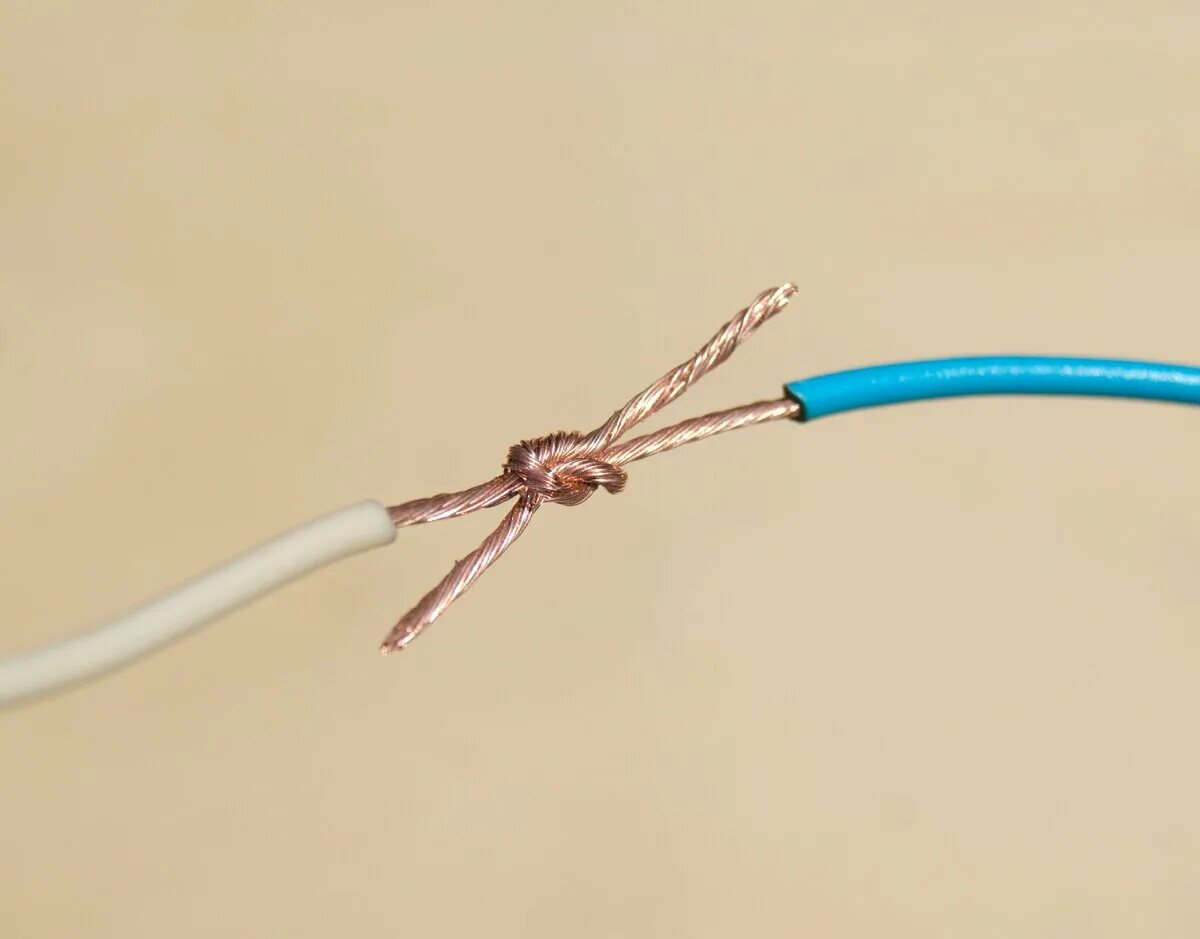 Соединение 3 кабелей. Соединитель проводов многожильных проводов. Соединение многожильного провода скруткой. Электрический соединитель проводов (5 провода). Скрутка проводов 220 вольт.