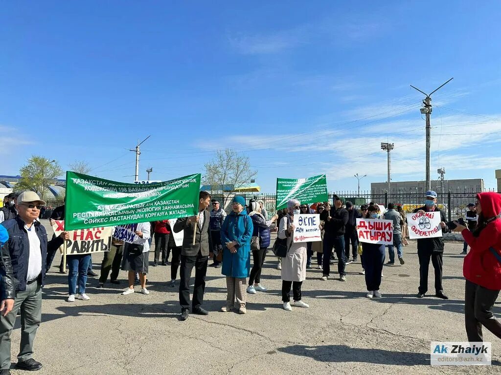 Новости атырау сегодня. Митинг. Народ на митинге. Огромный митинг. Мирный протест.