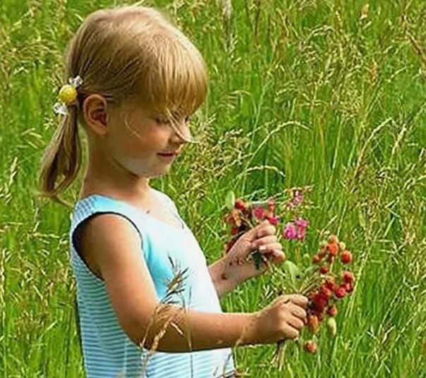 В саду ягоду рвала