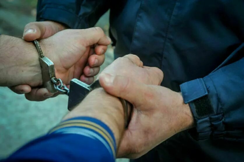 Войти украсть. Полиция задержала мошенника. Полицейские задержали подозреваемого в совершении мошенничества. Задержание мошенников в Краснодаре. Сотрудники уголовного розыска задержали подозреваемого в краже.