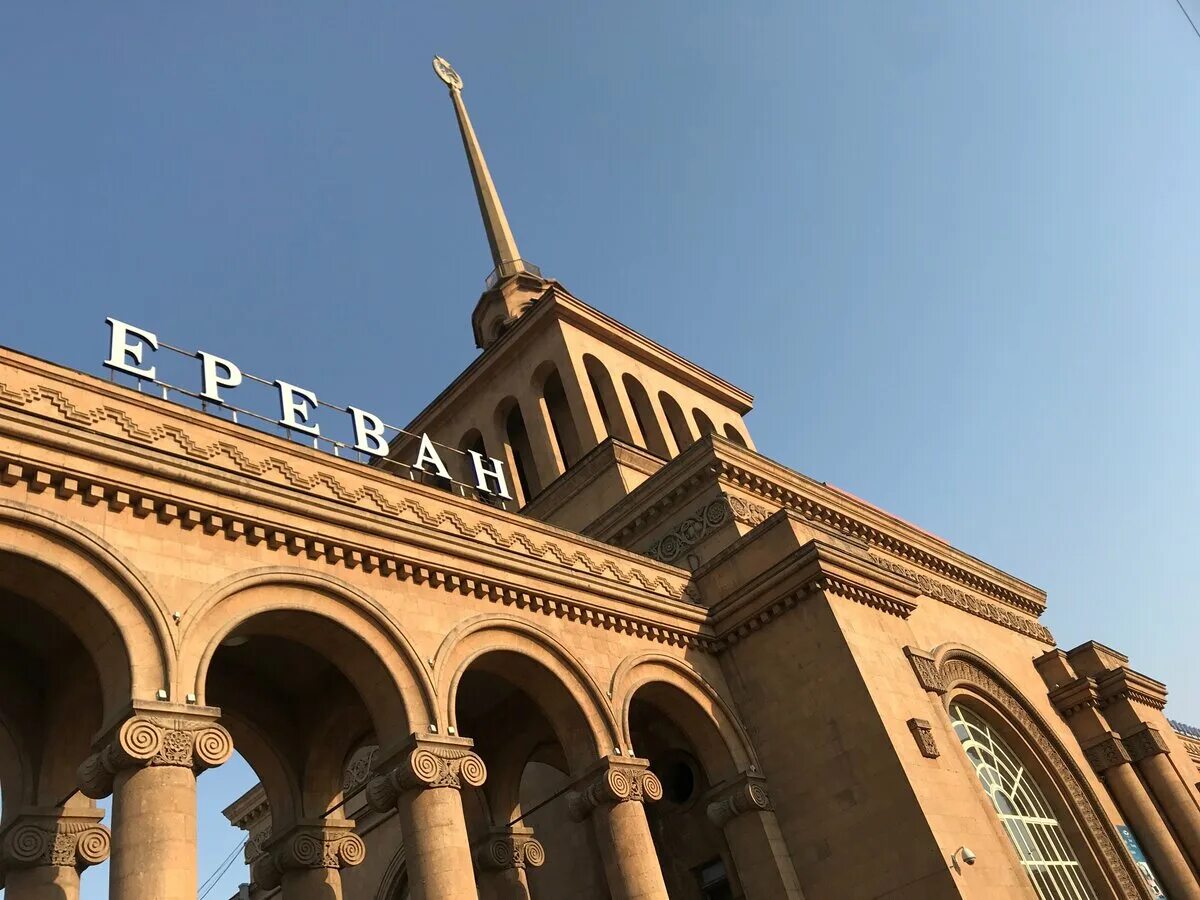 Станция ереван. Железнодорожный вокзал Ереван. Армения Ереван ЖД вокзал. Вокзал Ереван 2022. Автовокзал Каяран Армения Ереван.