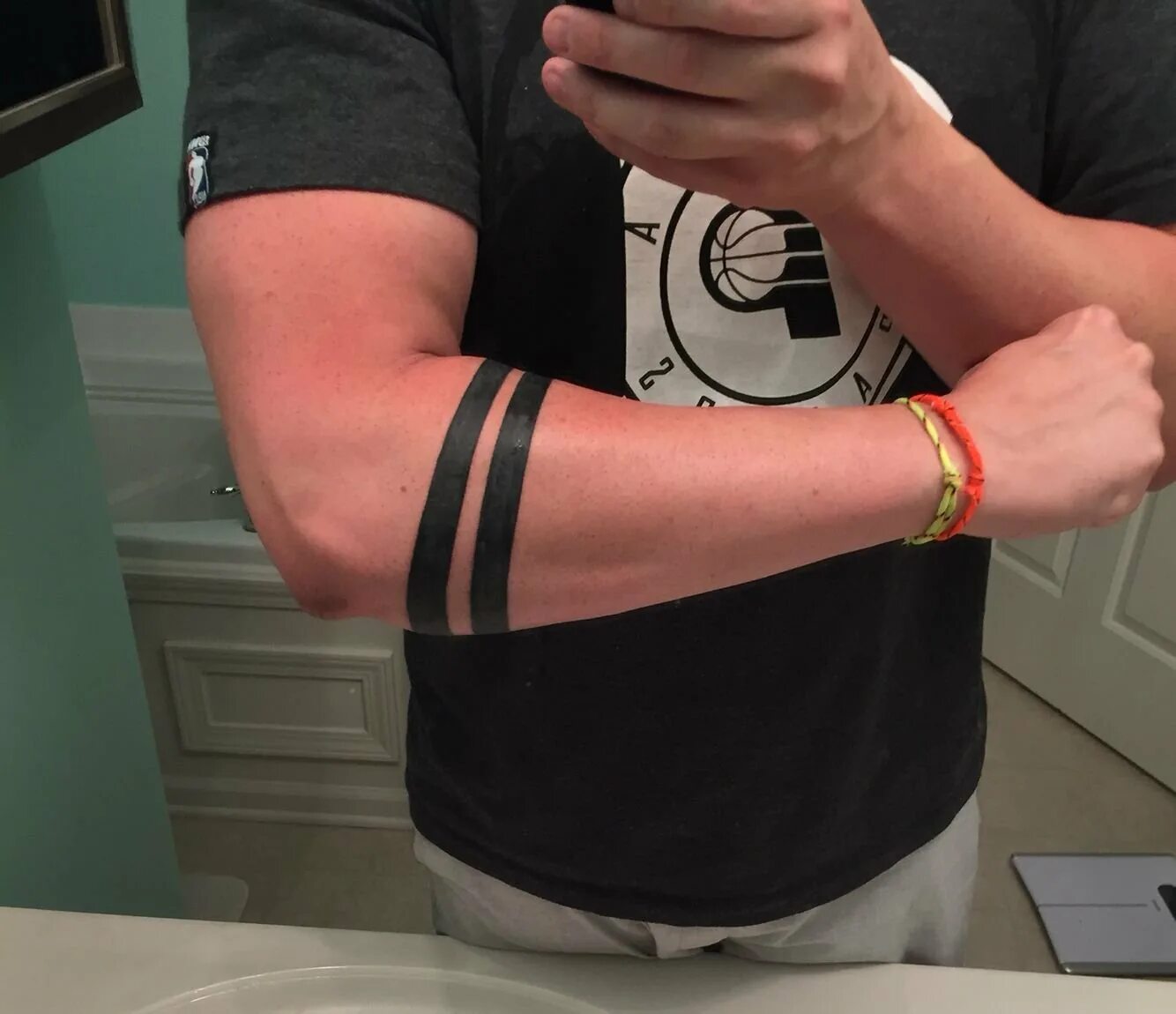 волчонок скотт макколл тату. тату две полосы скотт маккол. тату на руке мужские полосы. тату 2 полосы на руке. тату полоски.