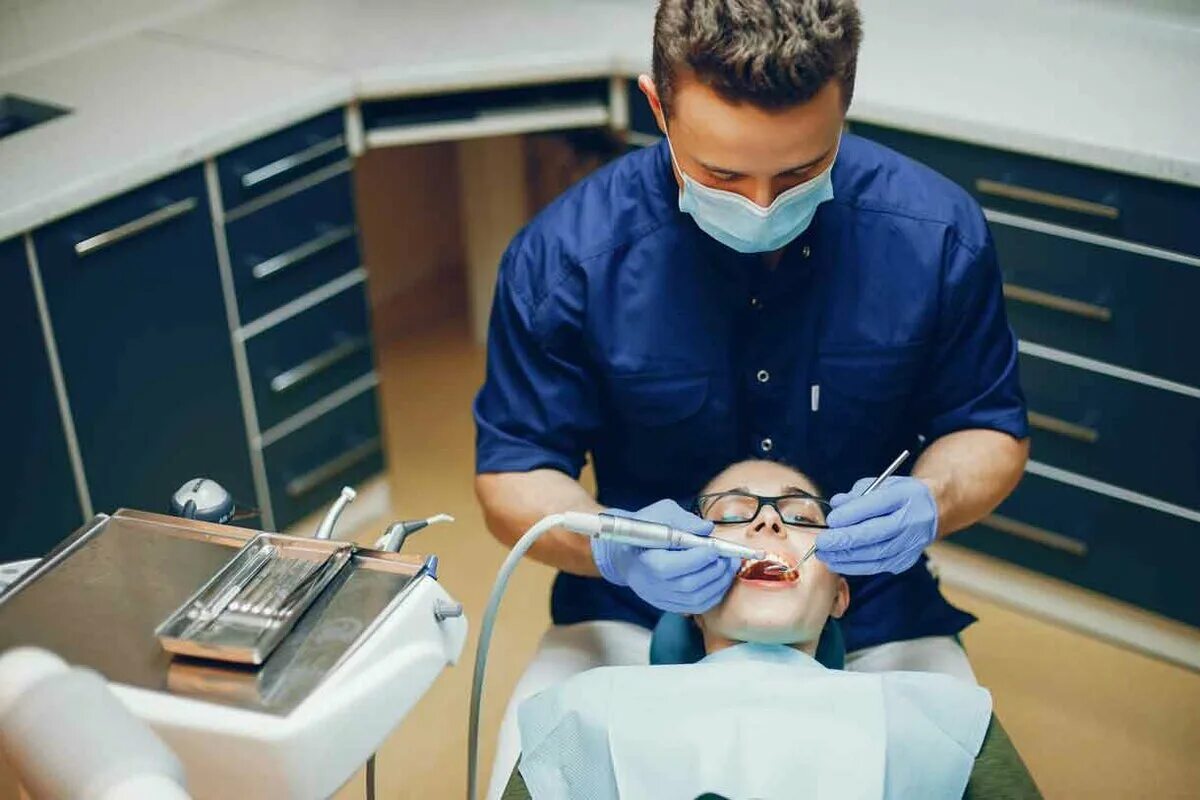 Стоматологи без работы. Дантист. Человек у стоматолога. Американский стоматолог. Фотосессия стоматолога.