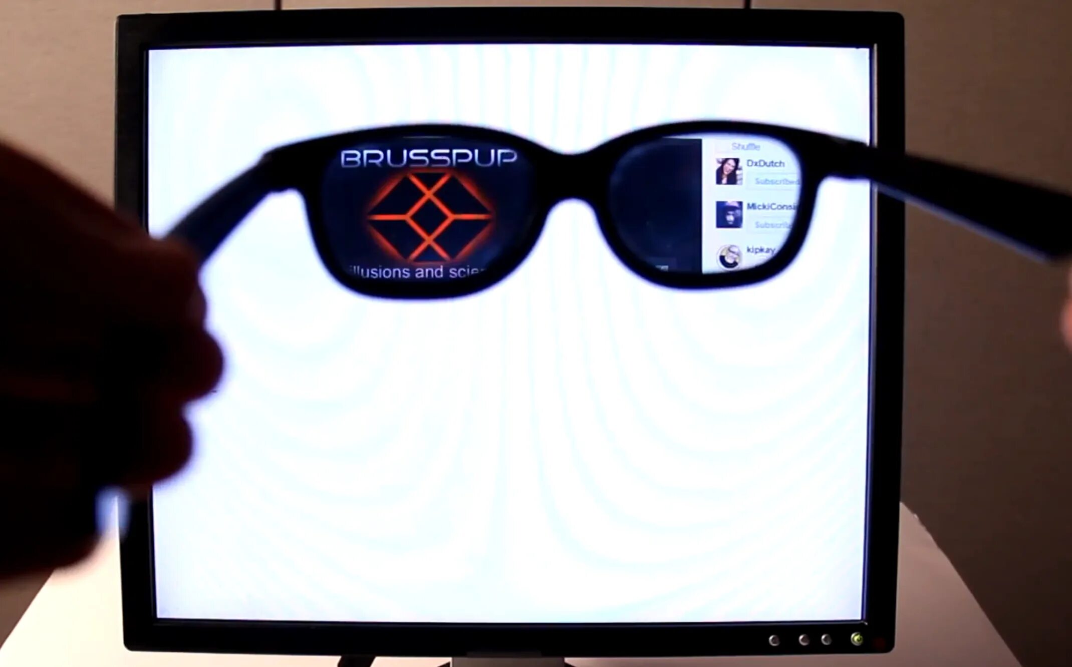 Планшет видит. Очки для монитора. Монитор с очками. Очки-монитор для компьютера. Дисплей в очках.