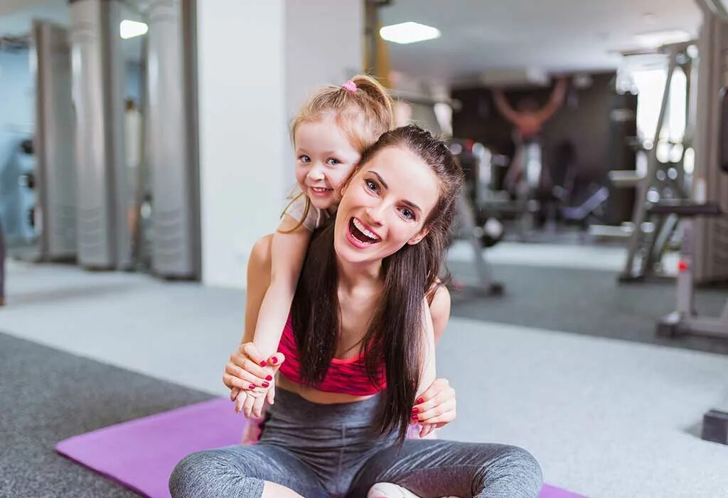 Gym mommy. Gymmommy. Спортивные молодые мамы. Мама привела толстого сына в тренажерке. Мама с дочкой гимнастика.