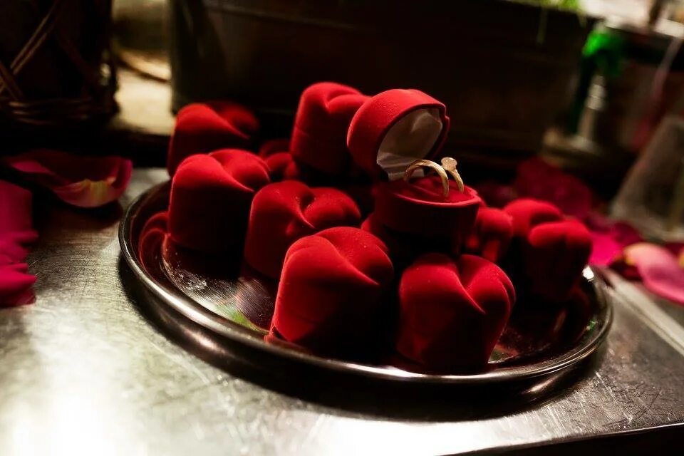14 февраля куда. 14 февраля куда. Конфеты на 14 февраля. С днём всех влюблённых. День святого валентина в городе.