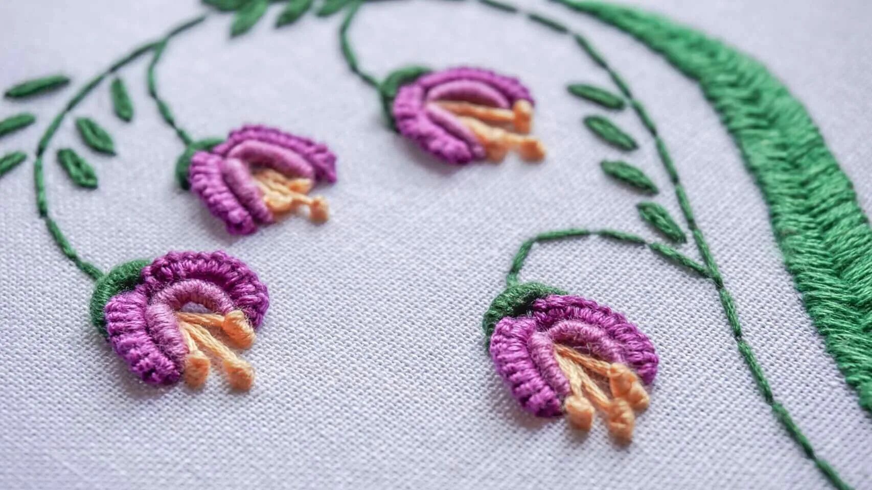 Техника вышивки цветов. Вышивка узелками рококо. Французское Бродери вышивка рококо. Вышивка рококо Стежки. Вышивка на трикотажных изделиях.