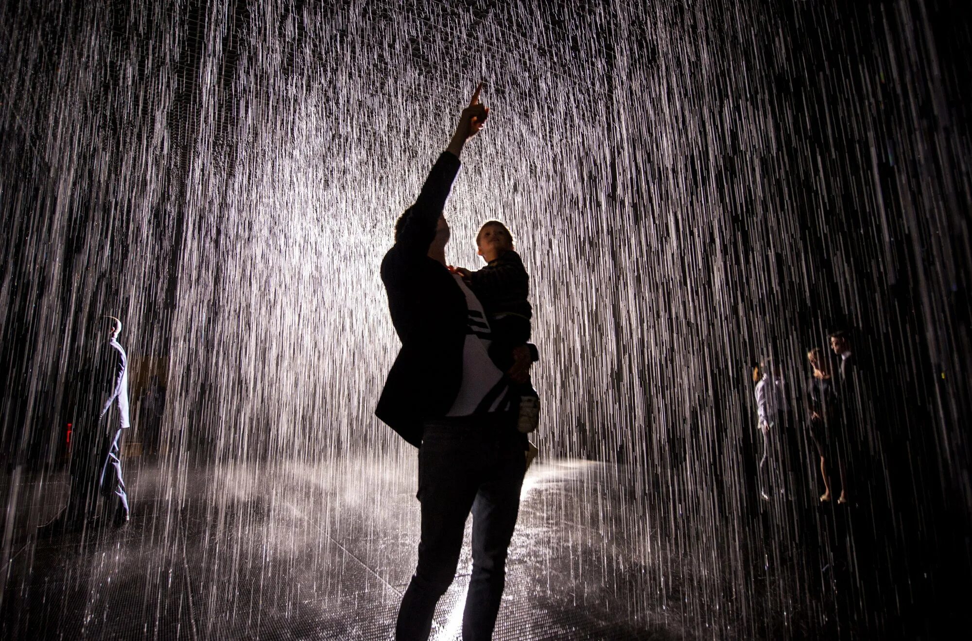 Ask the rain. Человек под дождем. Танцы под дождем. Парень под дождем. Танцующая под дождем.