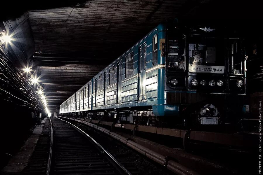 Поезд в тоннеле московского метрополитена. Тоннель метро. Еж3 в тоннеле. Тоннель московского метро. Поезд в тоннеле метро.