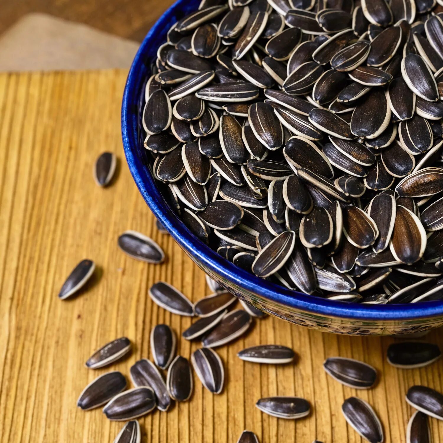 Подсолнух семечки крупным планом. Семечка черная. Посадочные семена подсолнечника. Семечки подсолнечника пузанок. Эффект семечек.