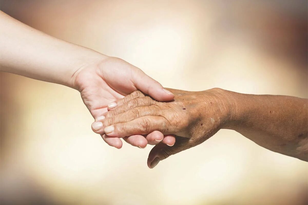 Забота картинки. Мать с ребенком. Бабушка и внучка. Любовь между родителями и детьми. Семья на природе.