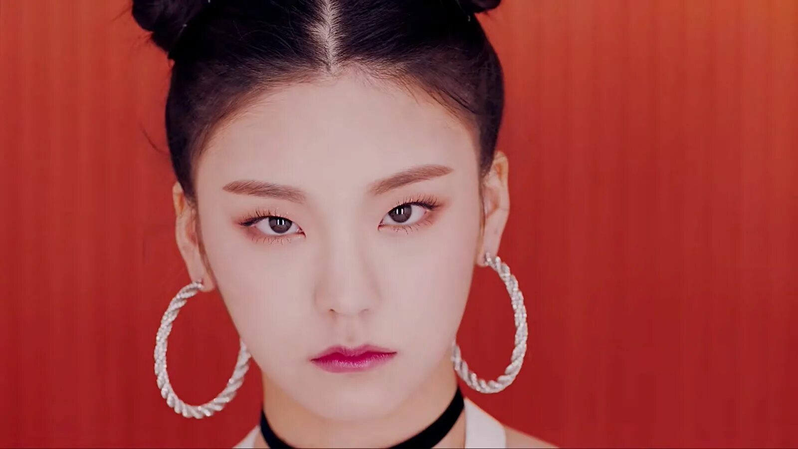 Itzy vampire перевод. Хван йеджи. itzy yeji. йеджи из itzy. йоджи itzy эстетика.